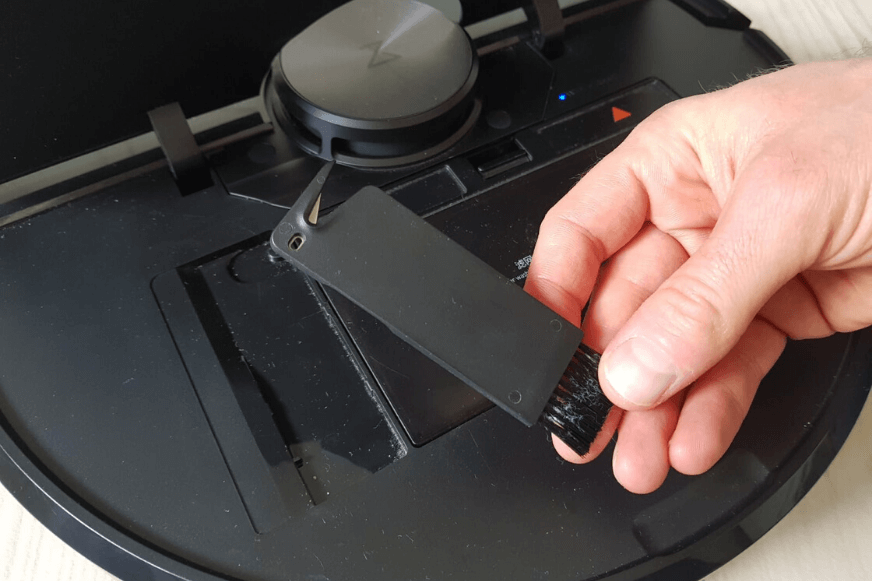 Unter der Haube des Roborock S6 befindet sich ein kleines Reinigungswerkzeug